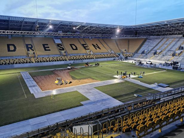 Die Aufbauarbeiten für das Eishockey-Match im Fußballstadion von Dresden begannen bereits vor Wochen