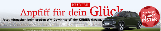 Ein schwarzer Hyundai INSTER steht auf einem Fußballfeld, daneben ein roter Kreis mit dem Hinweis auf das Kurier WM Gewinnspiel.