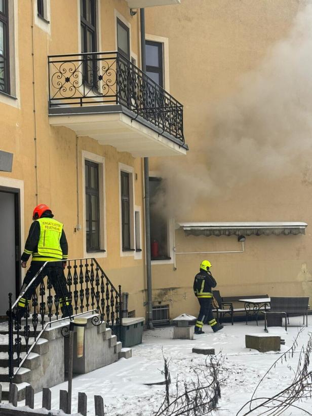 Feuer in Schulgebäude