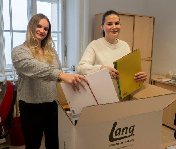 Mitarbeiterinnen im Alten Rathaus packen bereits für die Übersiedlung