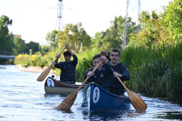 Schüler der BHAK für Führung und Sicherheit am Wiener Neustädter Kanal 
