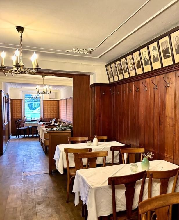 Bilder von Wienerlied-Koryphäen hängen in der Gaststube.