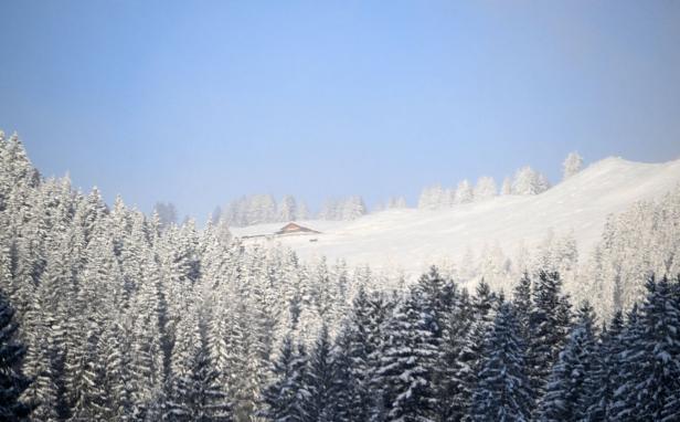 Frisch verschneite, winterliche Landschaft in Salzburg.