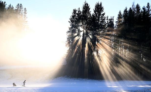 ++ THEMENBILD ++  WETTER / WINTER / WINTERSPORT / FREIZEIT / LIFESTILE / SPORT / BEWEGUNG / SCHNEE / NEBEL / LANGLAUFEN / KLIMA