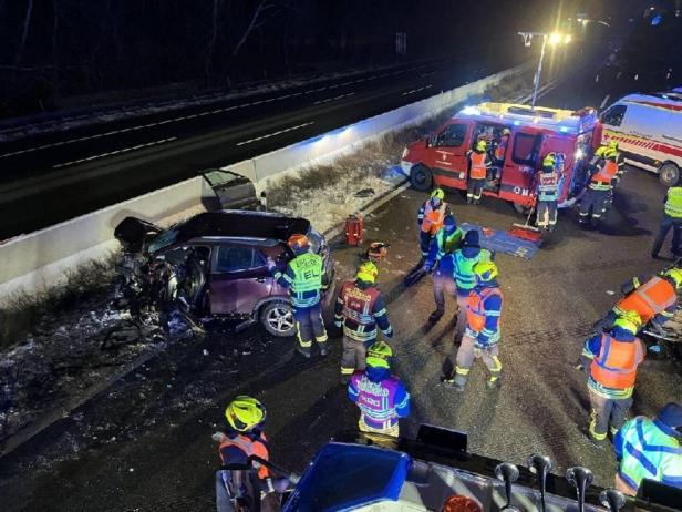 Unfallstelle auf einer Autobahn.