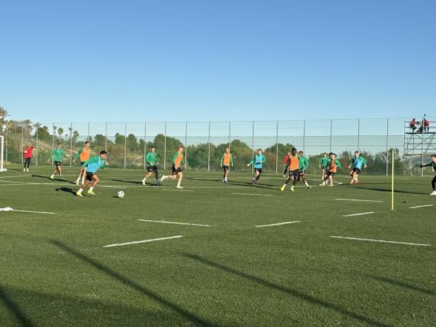 32 Rapidler trainieren in Benidorm