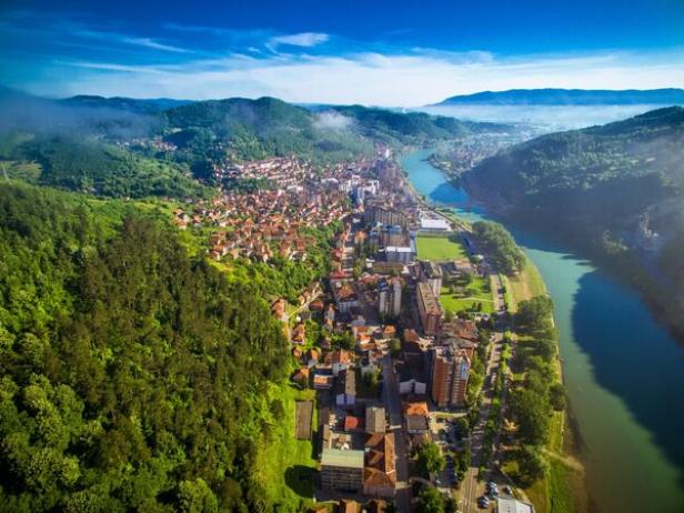 Eine Stadt an einem Fluss von oben.