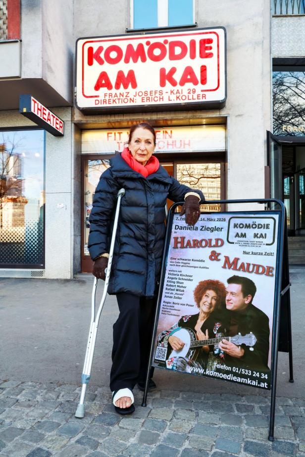 Daniela Ziegler mit Krücke und gebrochenem Bein
