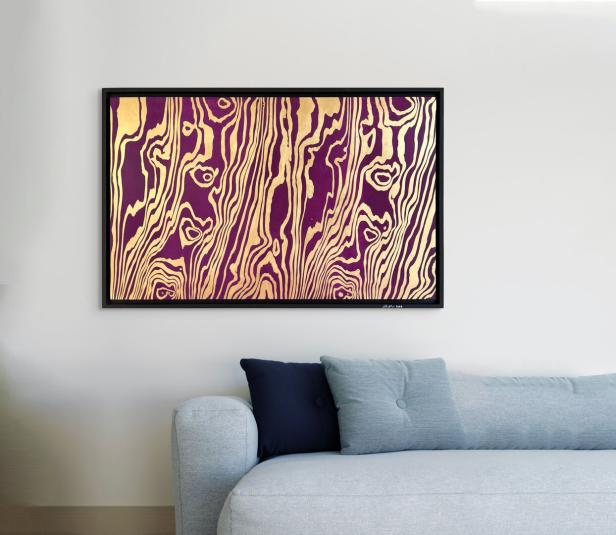 Über einem hellblauen Sofa hängt ein gerahmtes Bild von Camillo Stepanek mit goldenen Maserungen auf violettem Grund.