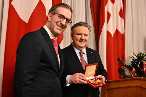 Conradin Cramer übergab ein Gastgeschenk an Michael Ludwig. 