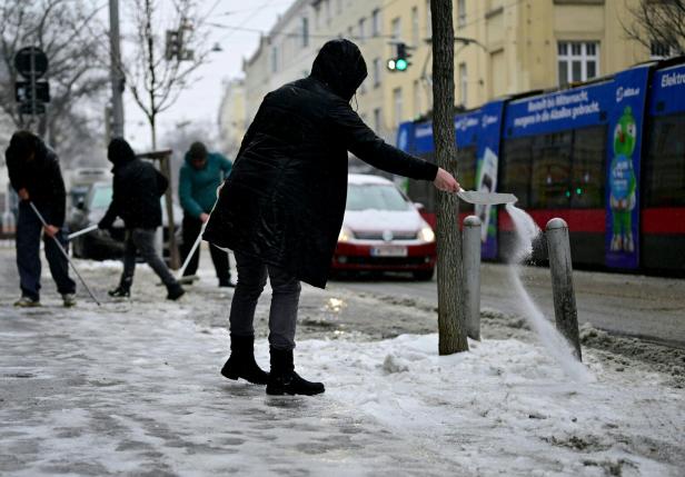 ++ THEMENBILD ++ WINTER / WETTER / KÄLTE / FROST / GLATTEIS / EIS / GLATTEISGEFAHR