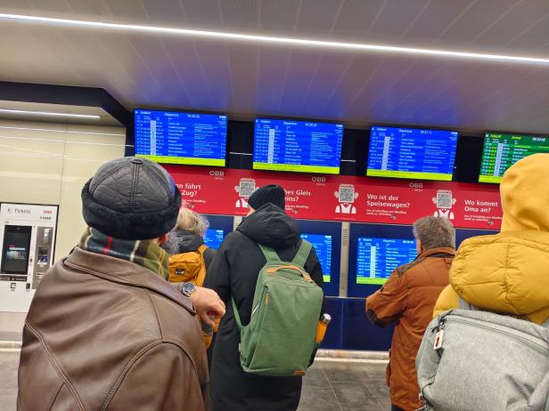 Glatteis Bahnhof Meidling Anzeigetafeln