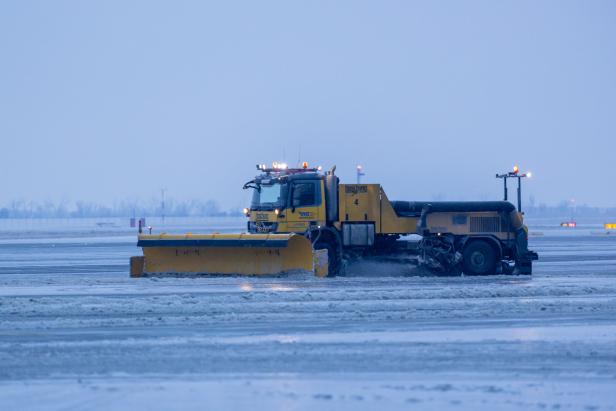 ++ HANDOUT ++ GLATTEIS - BETRIEB AUF FLUGHAFEN WIEN EINGESTELLT