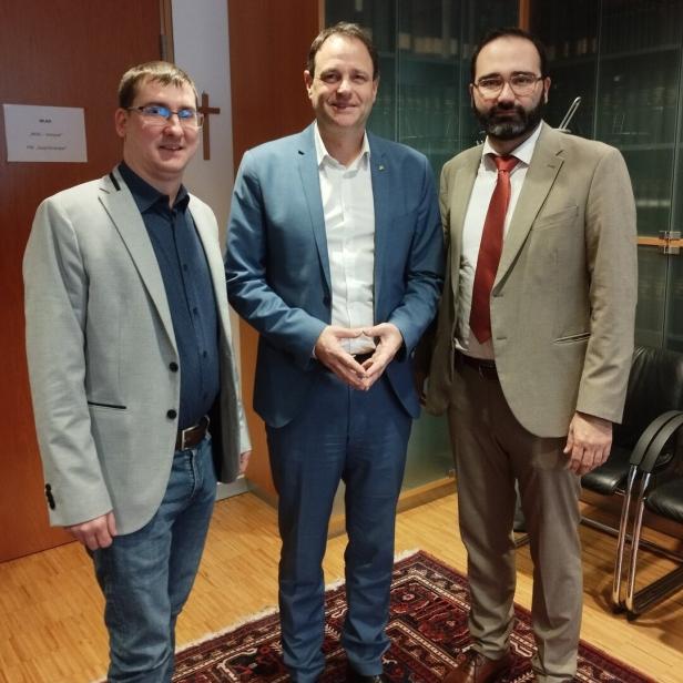 Bgm. Andreas Hueber (re.) (SPÖ) und Amtsleiter Andreas Jagschitz (li.) bei Bezirkshauptmann Markus Sauer