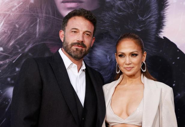 Ben Affleck und Jennifer Lopez posieren vor einem verschneiten Hintergrund.