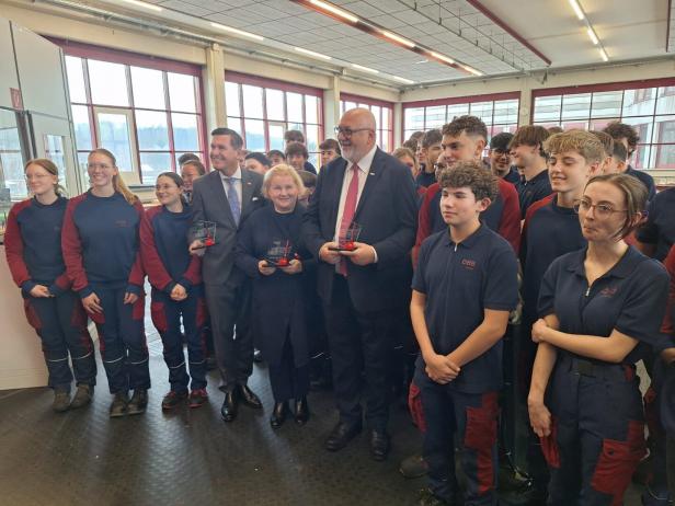 ÖBB-Lehrlinge mit Minister in der St. Pöltner ÖBB-Lehrwerkstätte.