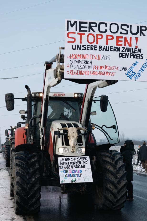 Ein Traktor mit "Mercosur stoppen!"-Schild protestiert gegen Hormonfleisch und Regenwaldabholzung.