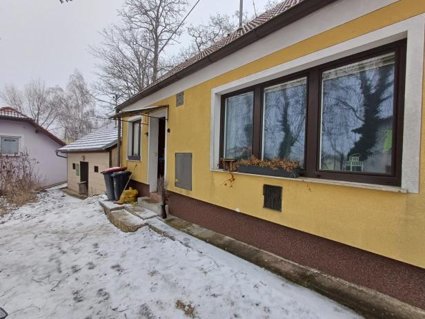 Das Einfamilienhaus in Wilfersdorf, in dem die Polizei die Leiche der 36-jährigen Frau im Erdkeller entdeckte.