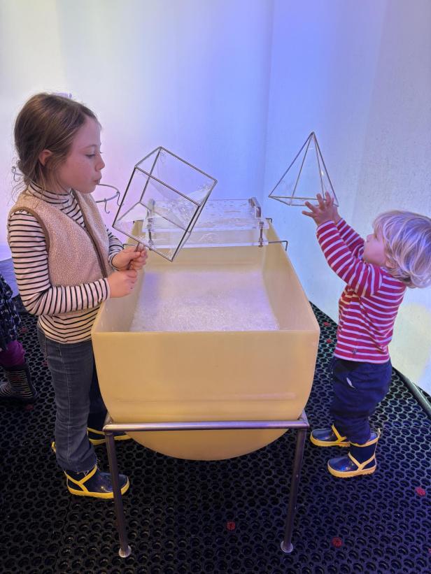 zwei kinder  mit seifenblasen