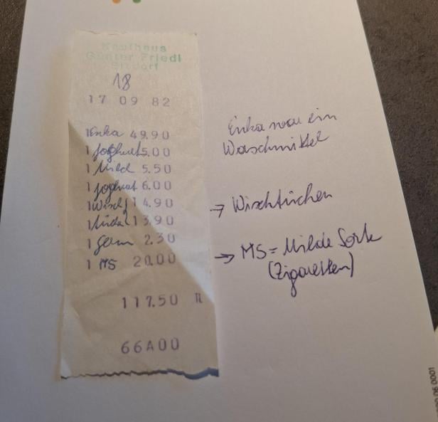 Alter Kassenzettel von 1982 mit handschriftlichen Notizen auf weißem Papier.