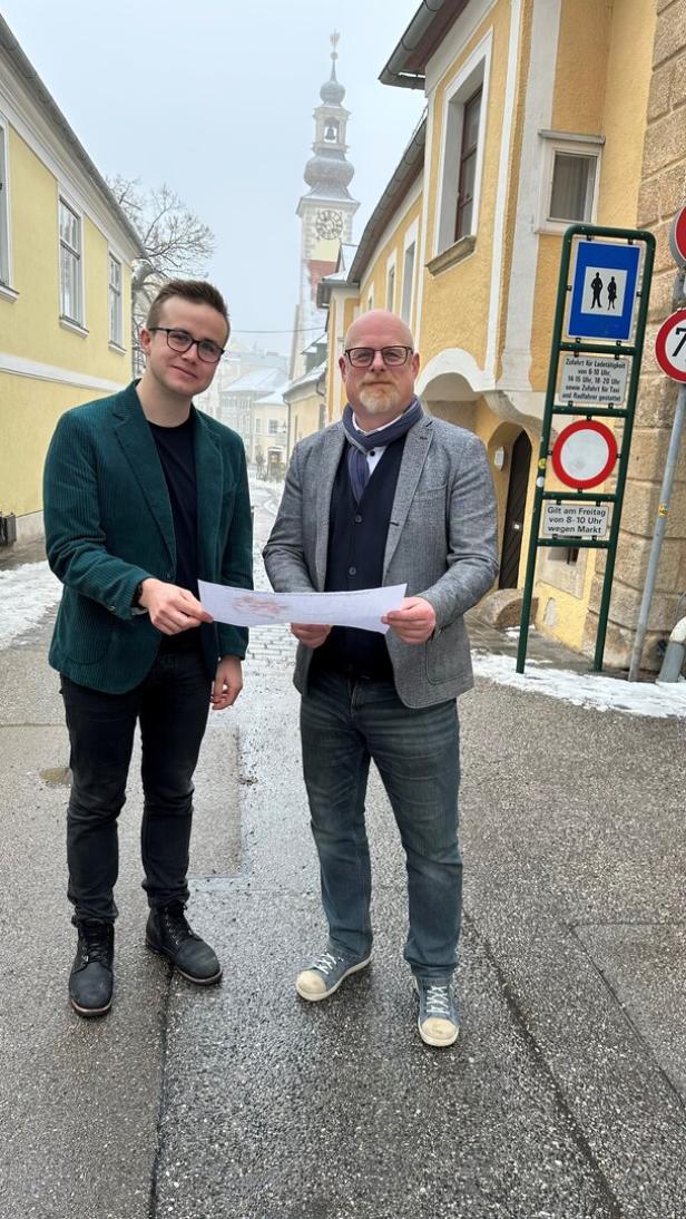 Zwei Männer stehen in der Mödlinger Fußgängerzone.