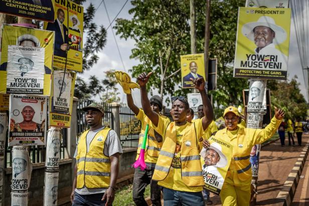 Anhänger des Präsidenten Museveni auf den Straßen von Kampala.
