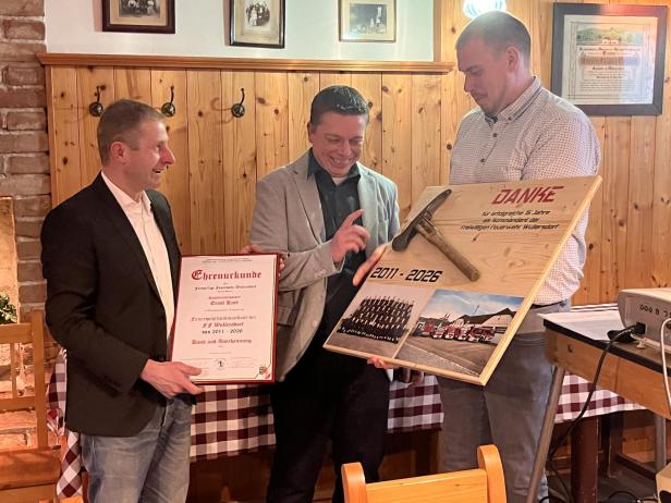 Der Männer in einer Gaststube mit Präsenten