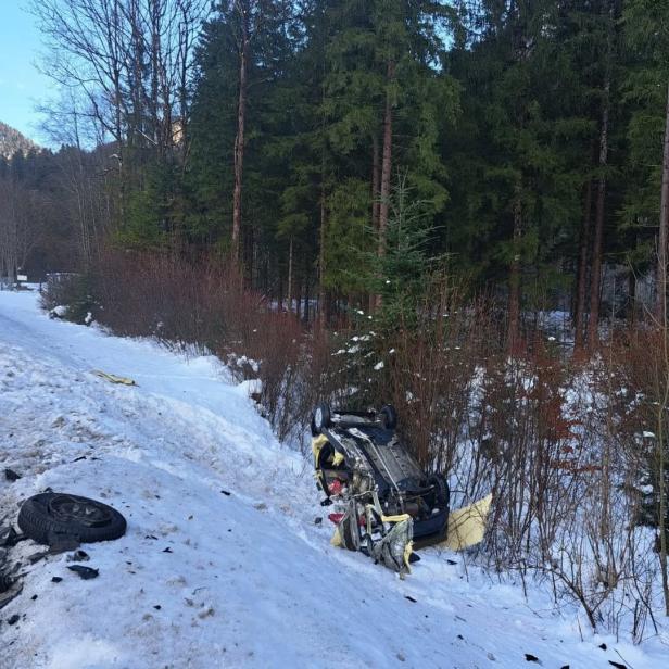 Pkw-Wrack liegt im Graben