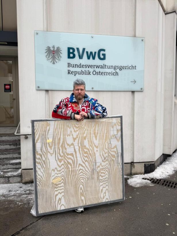 Camillo Stepanek mit einem Kunstwerk vor dem Bundesverwaltungsgericht.