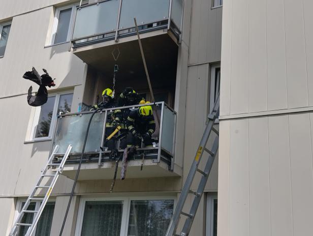 Feuerwehrleute beim Brandeinsatz am Balkon
