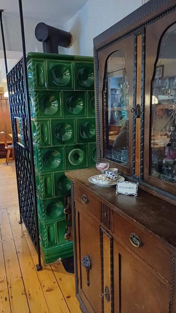 Kachelofen und Kommode in der Wirtsstube der "Almwirtinnen".