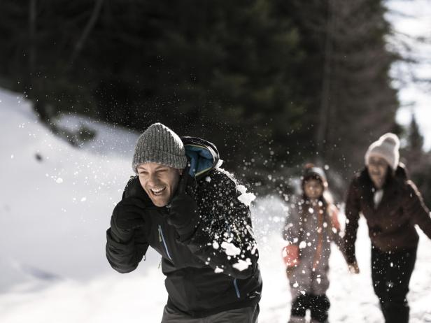 Eine Familie spielt im Schnee 