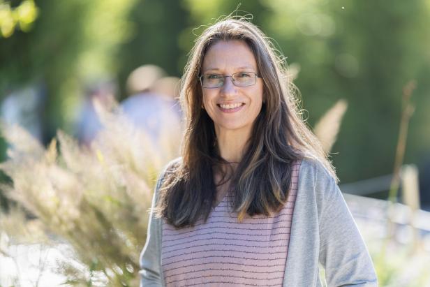 Ulrike Ulmann lächelt in die Kamera.