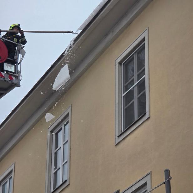Die Eisenstädter Feuerwehr entfernte Eisplatten von Dächern.