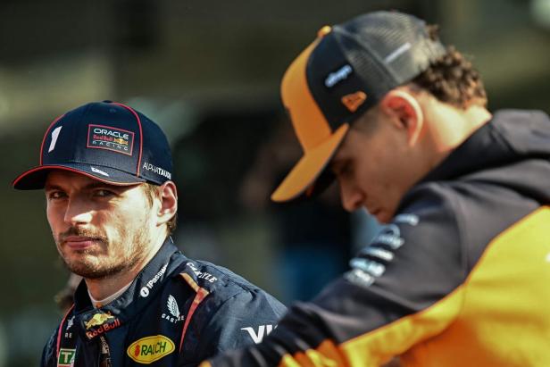 Max Verstappen schaut zu Weltmeister Lando Norris.