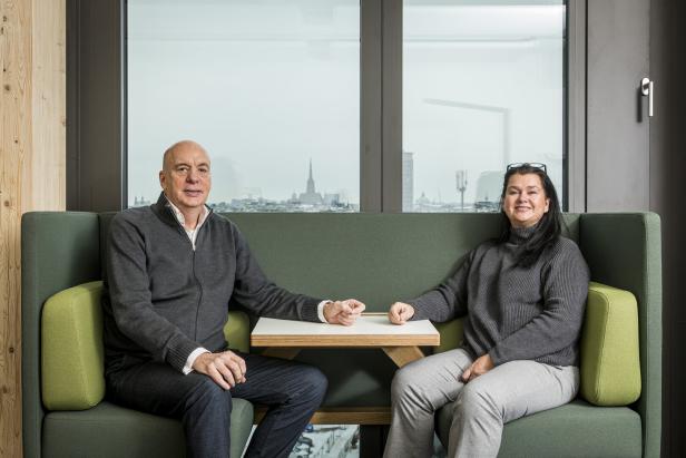 Thomas und Almuth Bene sitzen auf einer Bank