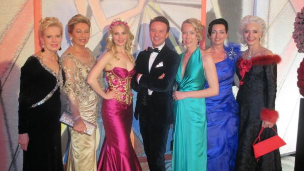 Die Damen-Delegation aus Österreich (li.) mit Designer Gottfried als Hahn im Korb.