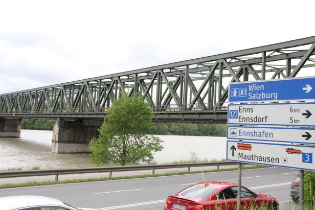 Die Donaubrücke in Mauthausen.