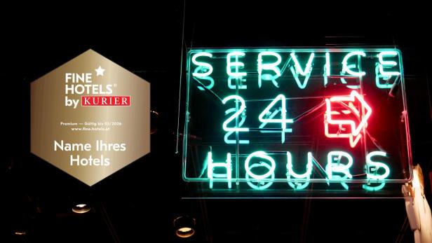 Leuchtendes Neon-Schild mit der Aufschrift „Service 24 Hours“ und einem roten Pfeil nach rechts.