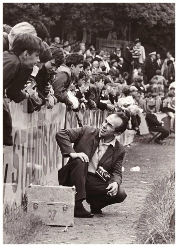 Jovan Ritopečki bei seiner Arbeit im Gespräch mit Zuschauern auf einem Sportplatz.