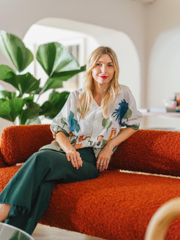 Miriam Cervantes sitzt auf einem Sofa