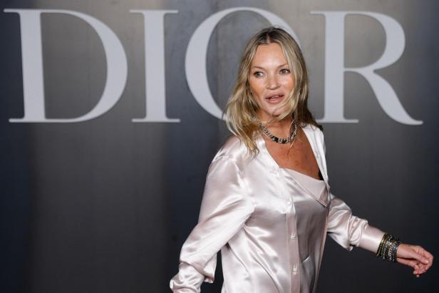 Kate Moss in einem weißen Kleid