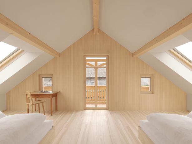 Dachgeschoß mit Holzwand