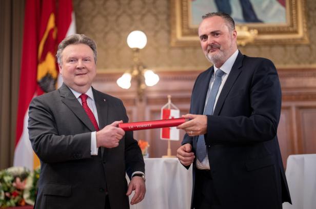 Ludwig und Doskozil übergeben ein rotes Zepter mit der Aufschrift "LH-Vorsitz".