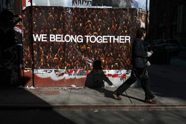 Ein Plakat mit "We Belong Together".