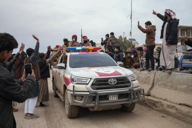 Syrian army begins entering Deir Hafer area after SDF withdraws