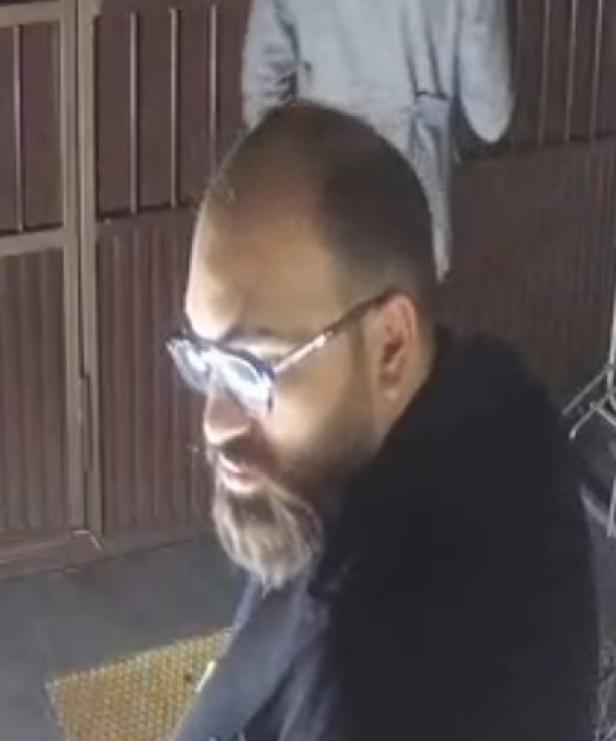 Überwachungskameraaufnahme des vierten, noch flüchtigen Tatverdächtigen im Zusammenhang mit dem Goldbarren-Betrug, veröffentlicht von der Wiener Polizei.