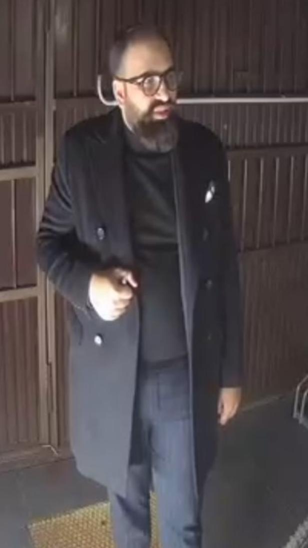 Überwachungskameraaufnahme des vierten, noch flüchtigen Tatverdächtigen im Zusammenhang mit dem Goldbarren-Betrug, veröffentlicht von der Wiener Polizei.