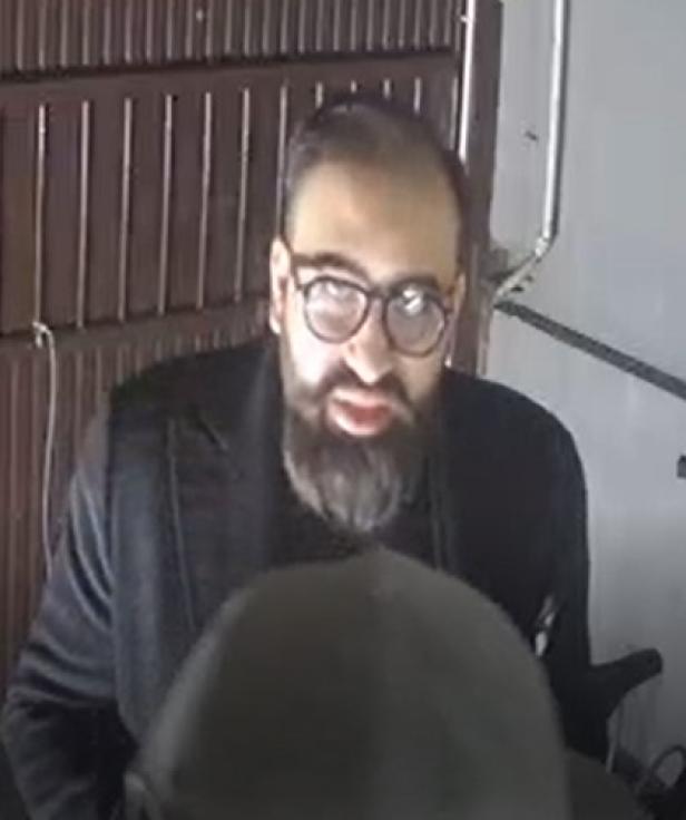 Überwachungskameraaufnahme des vierten, noch flüchtigen Tatverdächtigen im Zusammenhang mit dem Goldbarren-Betrug, veröffentlicht von der Wiener Polizei.