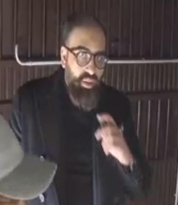 Überwachungskameraaufnahme des vierten, noch flüchtigen Tatverdächtigen im Zusammenhang mit dem Goldbarren-Betrug, veröffentlicht von der Wiener Polizei.